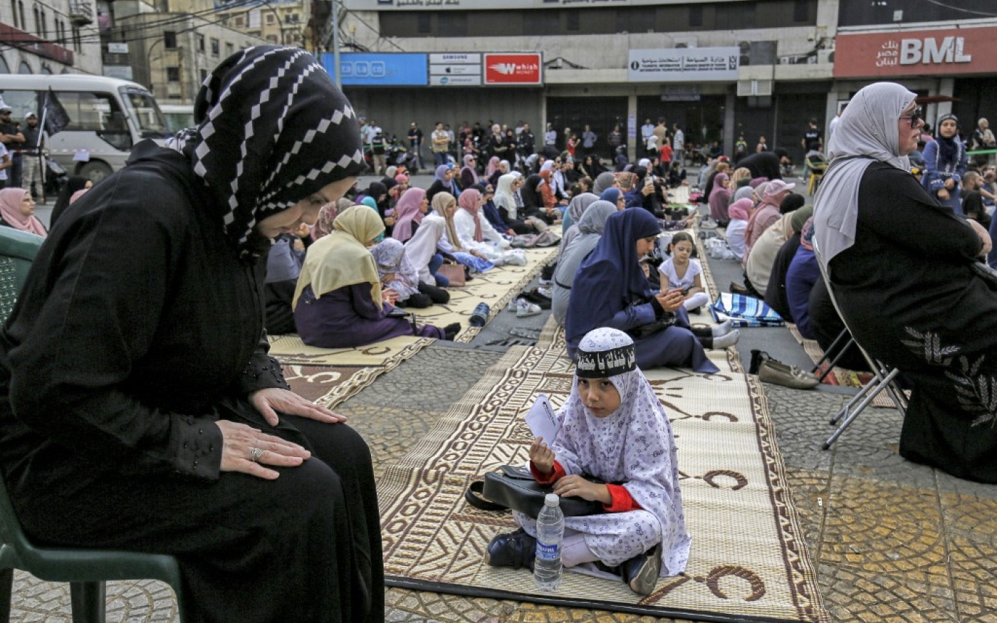 Des fidèles musulmanes se rassemblent pour la prière hebdomadaire du vendredi midi, à Tripoli, dans le nord du Liban, le 27 octobre 2023, avant un rassemblement de soutien au peuple palestinien (AFP/Ibrahim Chalhoub)