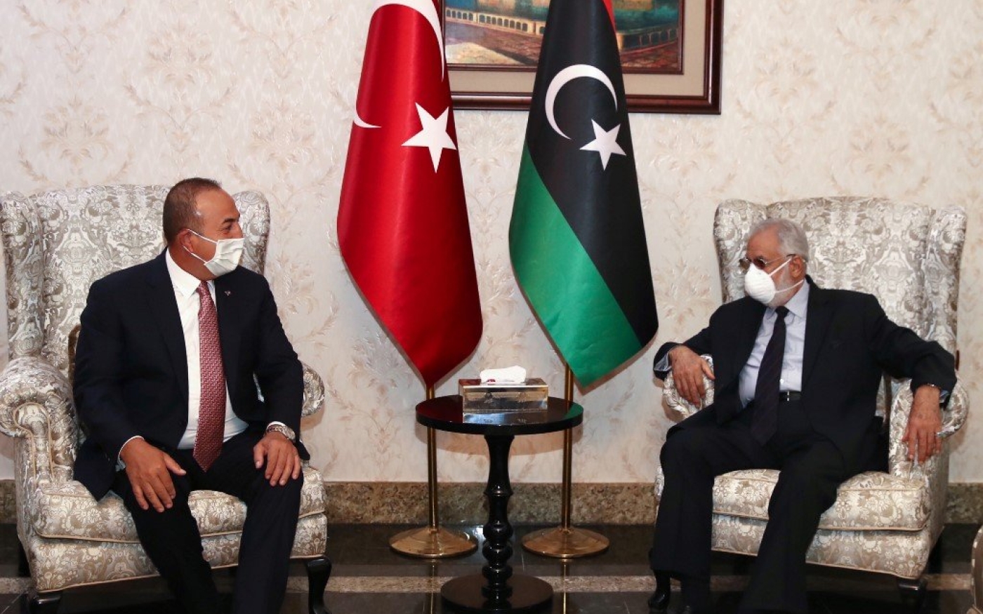 Le ministre turc des Affaires étrangères Mevlüt Çavuşoğlu rencontre le ministre libyen des Affaires étrangères Mohamed Taha Siala, le 17 juin à Tripoli (AFP)