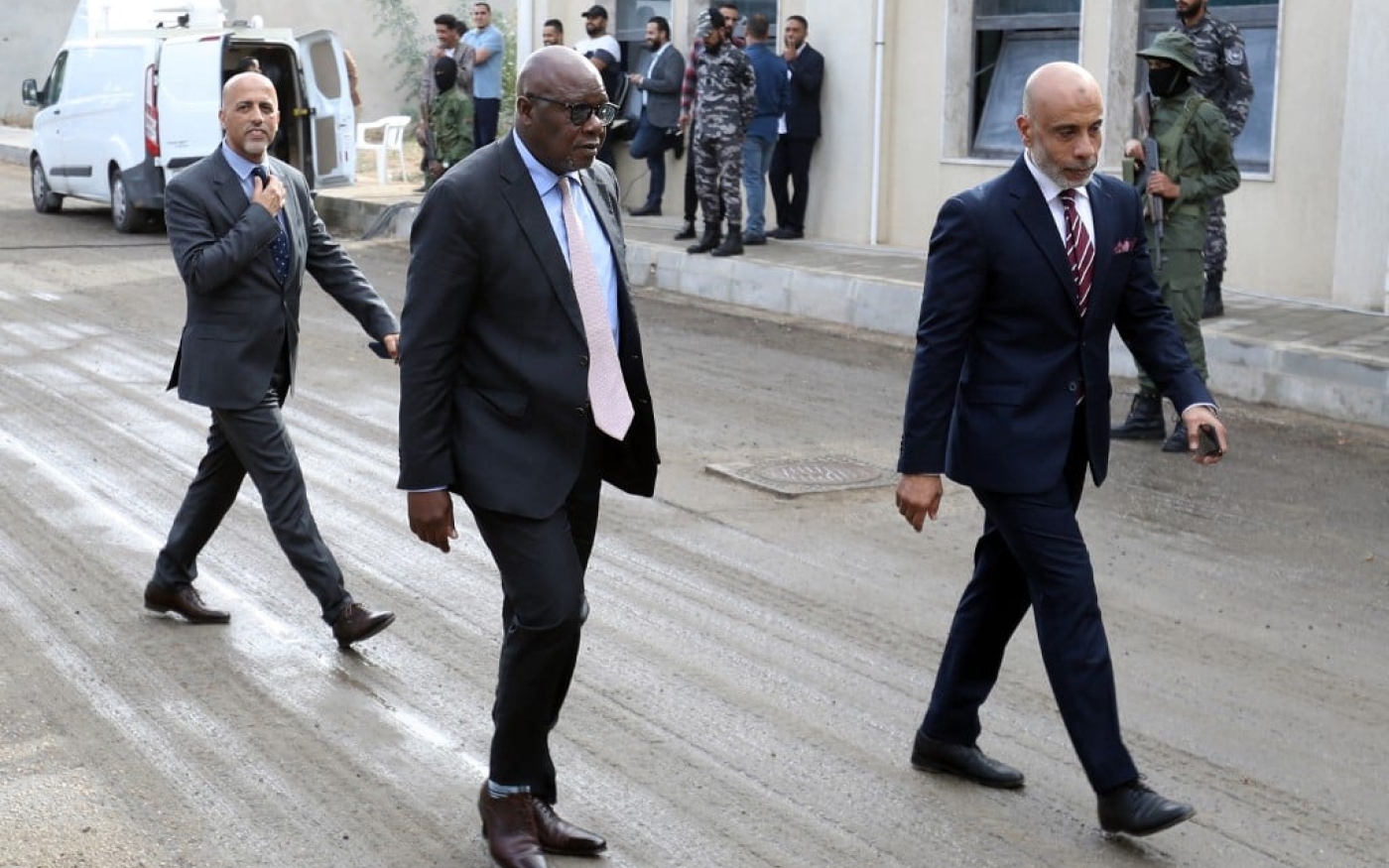 Abdoulaye Bathily (au centre), représentant spécial de l’ONU en Libye, se présente à une simulation d’élection, le 5 novembre 2022 à Tripoli (AFP)