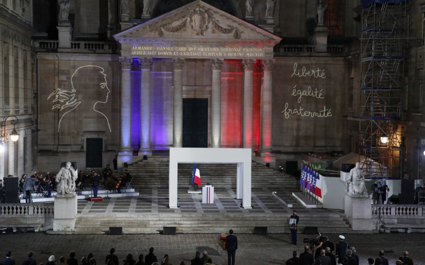 Le président français Emmanuel Macron (au centre) se recueille devant le cercueil de Samuel Paty, à Paris, le 21 octobre (AFP)