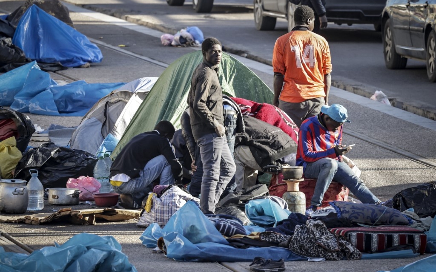Des migrants subsahariens se sont installés près d’un chantier de construction du tramway, dans un quartier en banlieue de Casablanca, le 19 janvier 2023 (AFP/Fadel Senna)