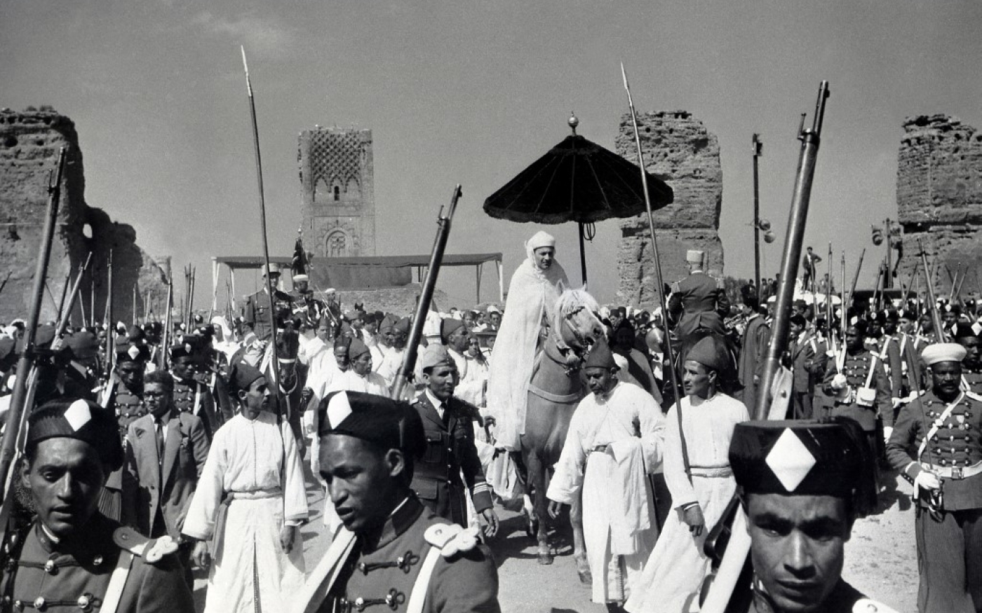 « Dans la culture de la cour, le sultan doit craindre la ‘’révolte des affamés’’ plus que celle de ses opposants » – Aziz Chahir. Ici, Mohammed V à dos de cheval à Rabat, le 10 mars 1956 (AFP)