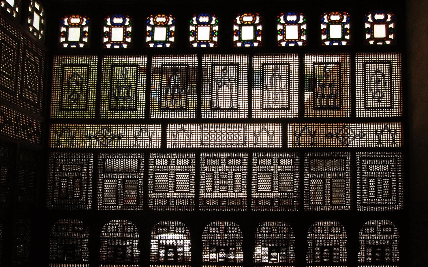 Fenêtre à moucharabieh vue de l’intérieur au Caire (Wikimedia Commons)