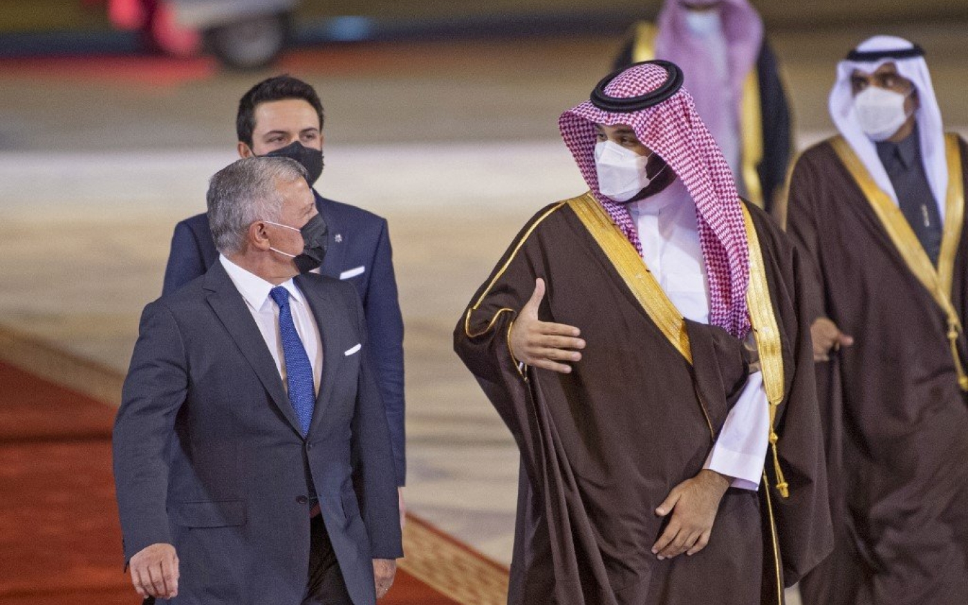 Le prince héritier d’Arabie saoudite Mohammed ben Salmane accueille le roi Abdallah II à Riyad, le 8 mars 2021 (Bandar al-Jaloud/palais royal d’Arabie saoudite/AFP).