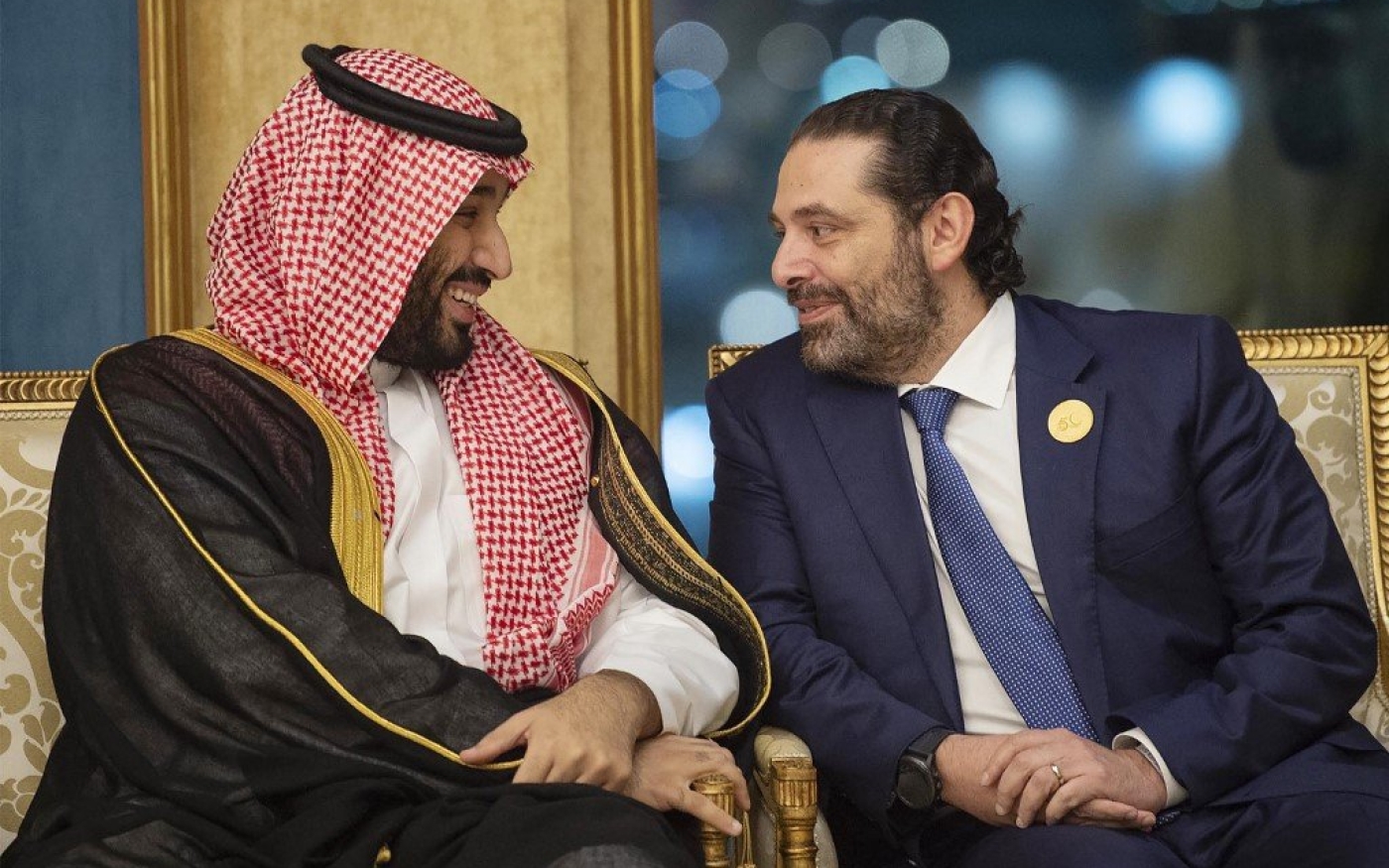 Le prince héritier saoudien Mohammed ben Salmane s’entretient avec le Premier ministre libanais Saad Hariri à La Mecque en 2019 (Bandar al-Jaloud/Palais royal saoudien/AFP)