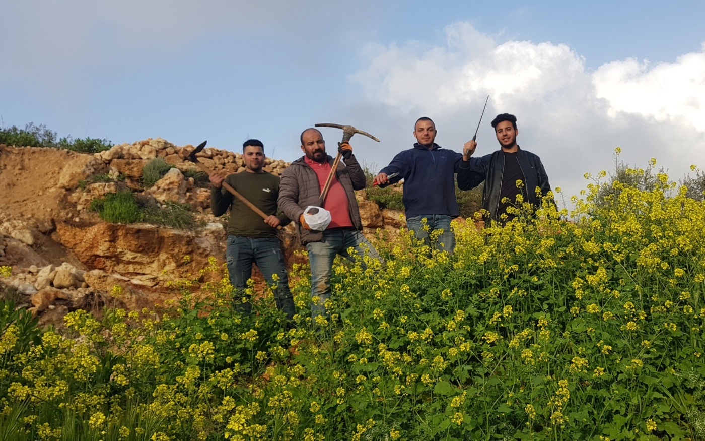Murad Sartawi et ses amis en route pour cultiver leurs terres à Sarta, en mars 2020 (Murad Sartawi)