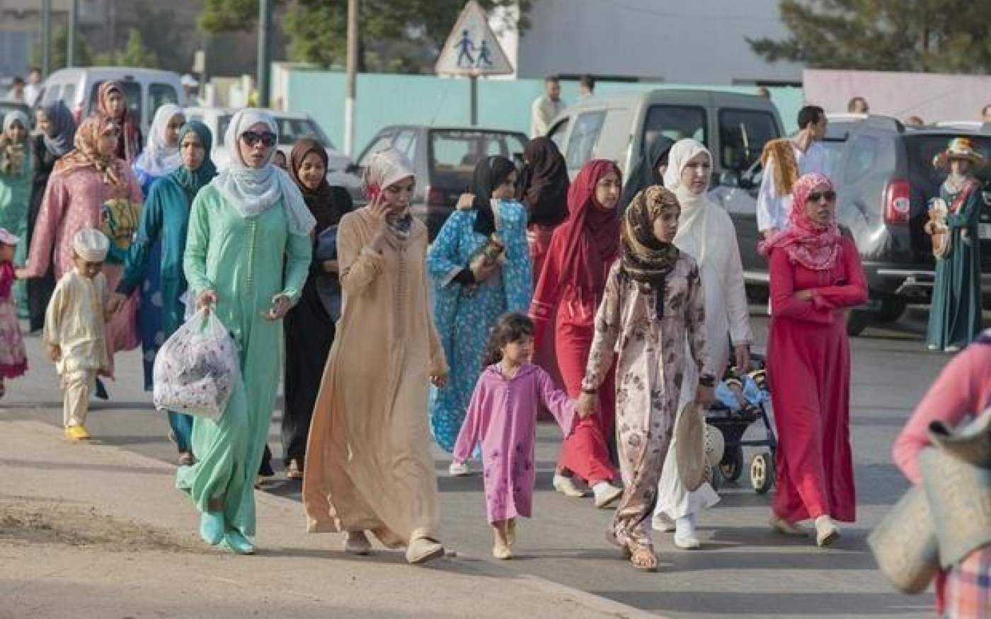 Des Marocaines se rendent à la mosquée de Salé, dans le nord-est du pays, pour participer à la prière de l’Aïd al-Fitr, le 18 juillet 2015 (AA)
