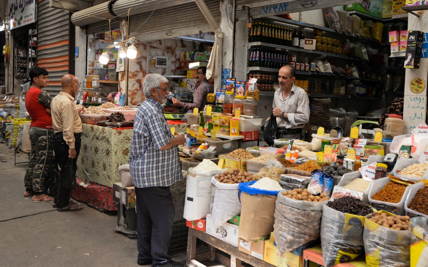 Des Irakiens font leurs courses au marché de Bab al-Saray, dans la ville de Mossoul, dans le nord de l’Irak, le 17 juillet 2021 (AFP)