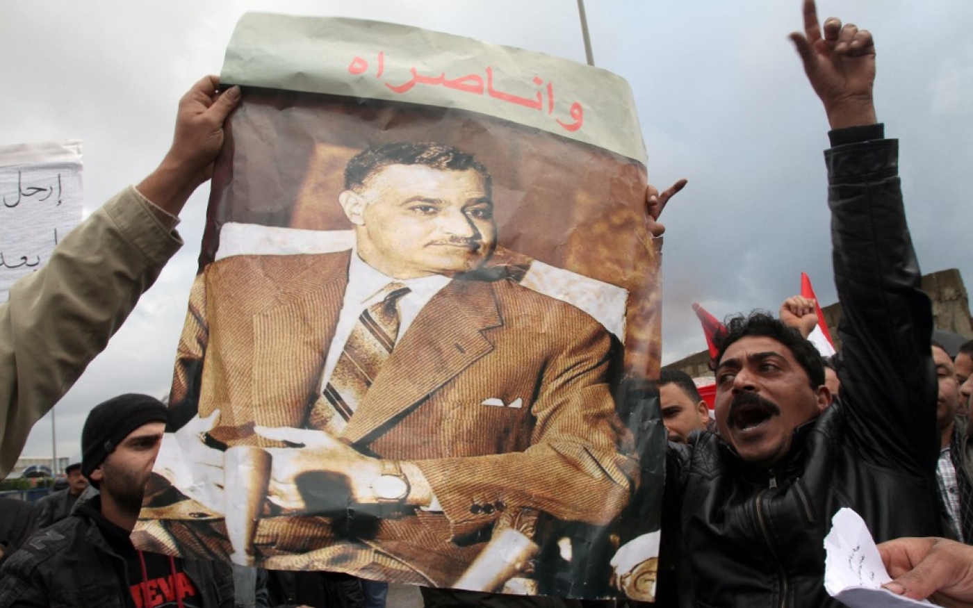Un Égyptien brandit un portrait de Nasser lors d’une manifestation à Beyrouth, en 2011 (AFP)