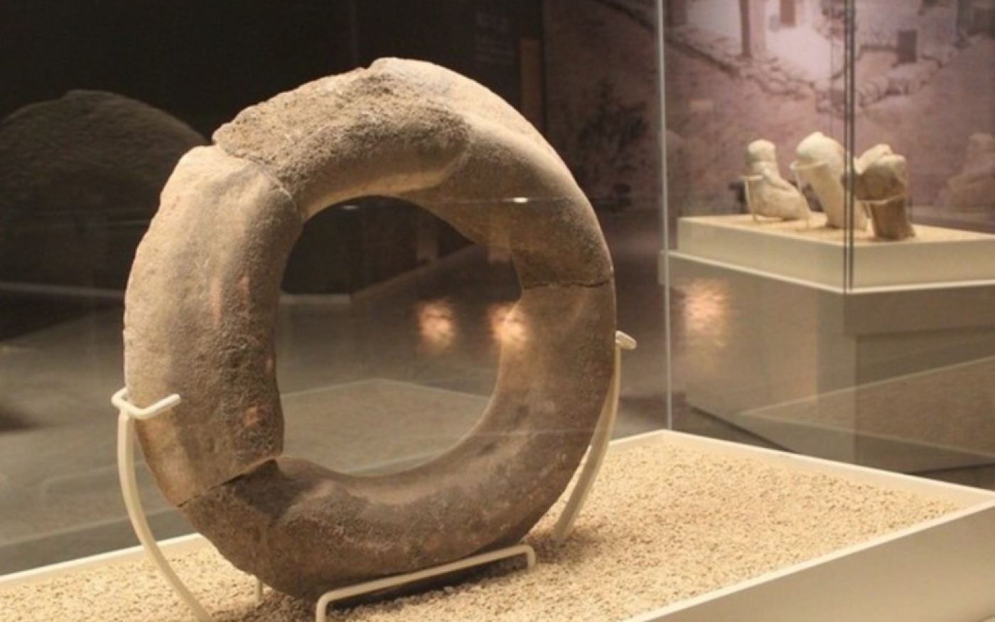 On sait très peu de choses sur les chasseurs-cueilleurs qui ont construit des objets tels que cet anneau de pierre en forme de pneu (MEE/Nimet Kıraç)