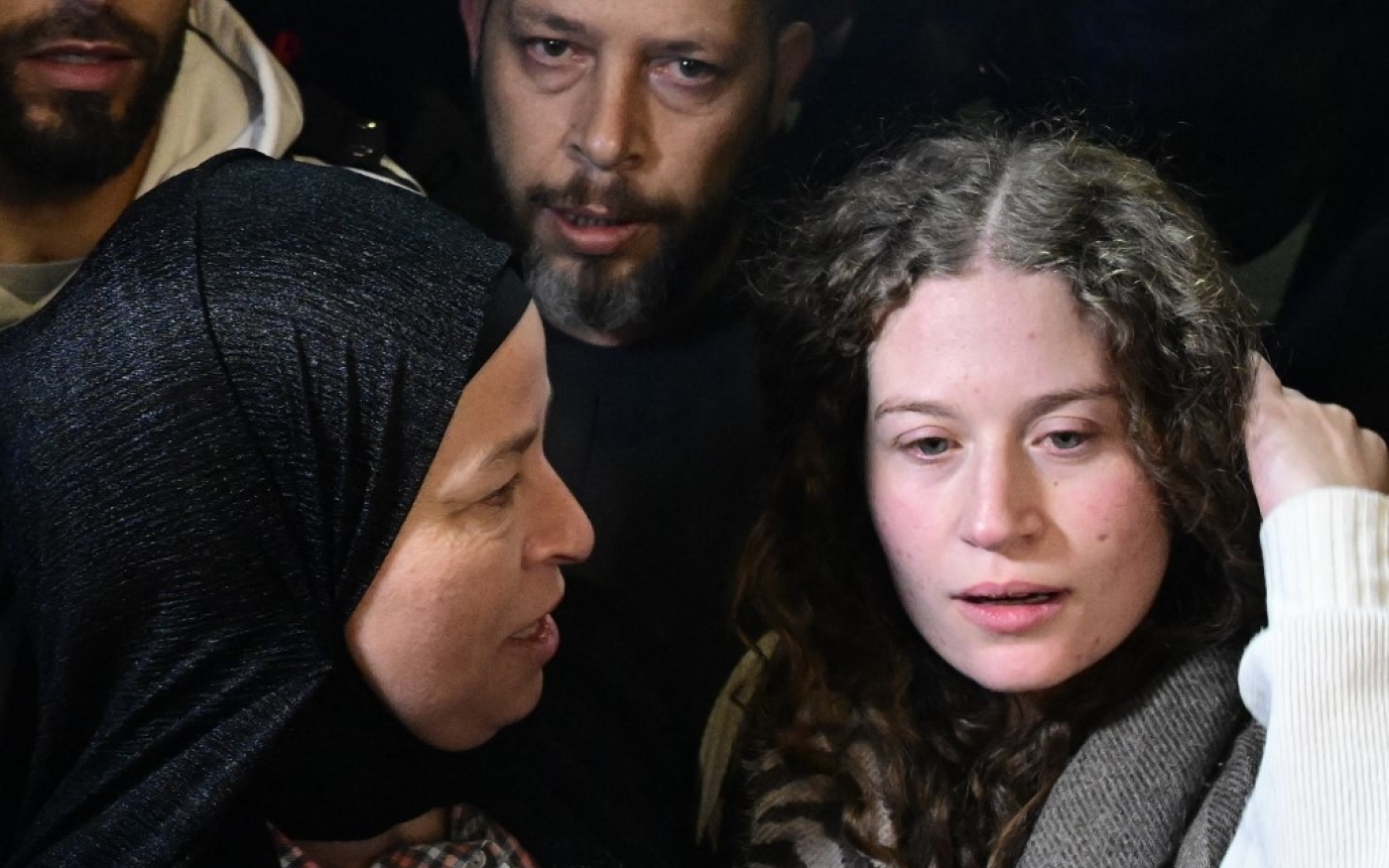 La militante nouvellement libérée Ahed Tamimi (à droite) est accueillie par sa mère lors d’une cérémonie de bienvenue, à la suite de la libération de prisonniers palestiniens des prisons israéliennes échangés contre des otages israéliens détenus à Gaza par le Hamas depuis les attentats du 7 octobre, à Ramallah, en Cisjordanie occupée, le 30 novembre 2023 (AFP/John MacDougall)