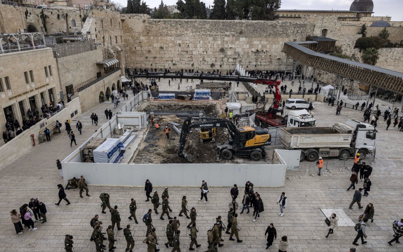 Travaux de construction menés par la Western Wall Heritage Foundation pour construire un sous-sol sur la place du mur des Lamentations, dans la vieille ville de Jérusalem, le 15 janvier 2023 (AFP/Menahem Kahana)