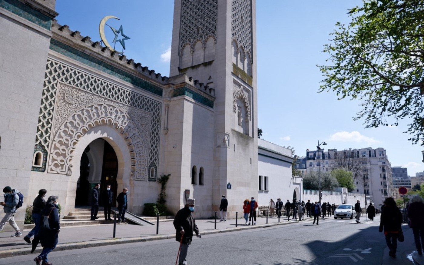 Des personnes marchent devant la Grande Mosquée de Paris, le 13 avril 2021 (AFP)