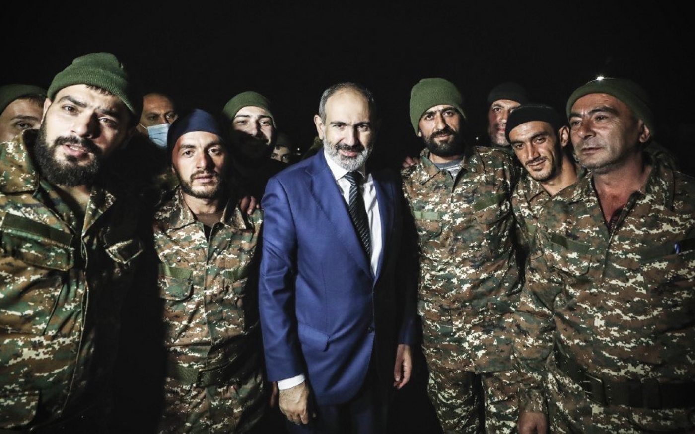 Le Premier ministre arménien Nikol Pachinian pose avec des soldats arméniens à Erevan avant leur départ pour le Haut-Karabakh, le 16 octobre (AFP)