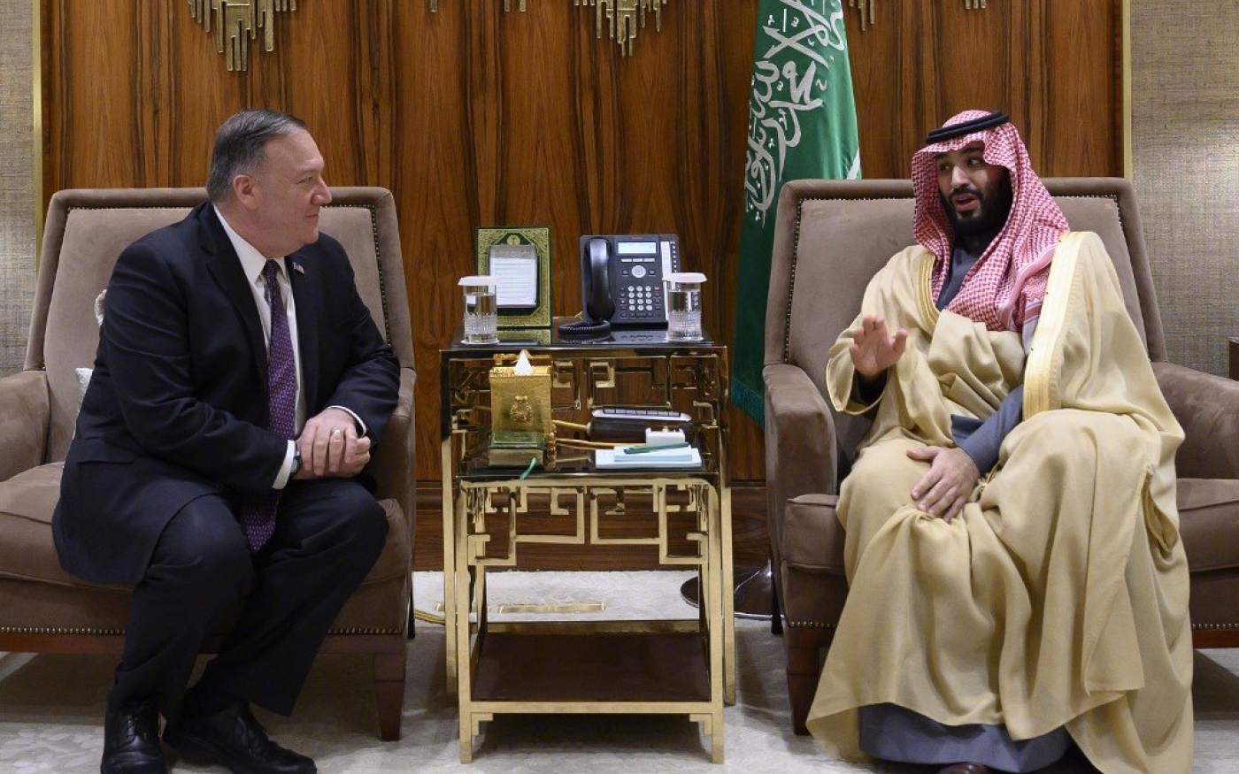 Le secrétaire d’État américain Mike Pompeo rencontre le prince héritier saoudien Mohammed ben Salmane à Riyad, le 20 février (AFP)