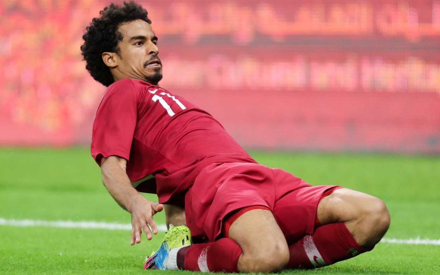 L’attaquant qatari Akram Afif célèbre un but inscrit contre les Émirats arabes unis à l’occasion d’un match comptant pour le groupe A de la 24e Coupe du Golfe des nations, le 2 décembre 2019 au Khalifa International Stadium de Doha (AFP)