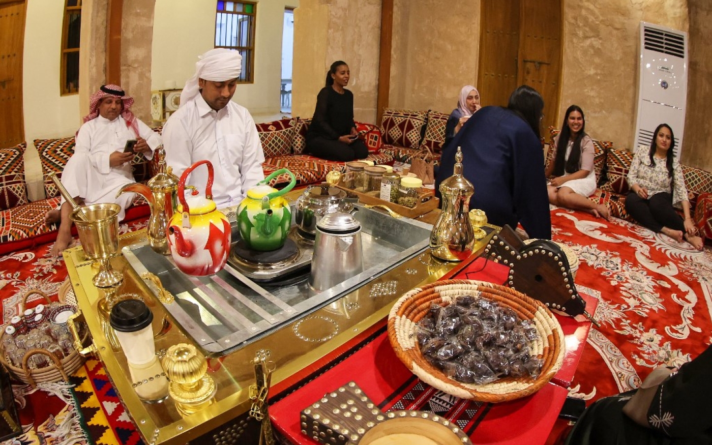 Dégustation du « gahwa » traditionnel à la maison culturelle Embrace Doha dans le souk al-Wakrah, au sud de la capitale Doha, le 13 septembre 2022. (AFP/Karim Jaafar)
