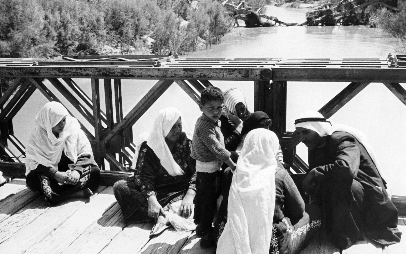 Des réfugiés palestiniens attendent de traverser le pont Allenby pour rejoindre la rive est du Jourdain, en mai 1969