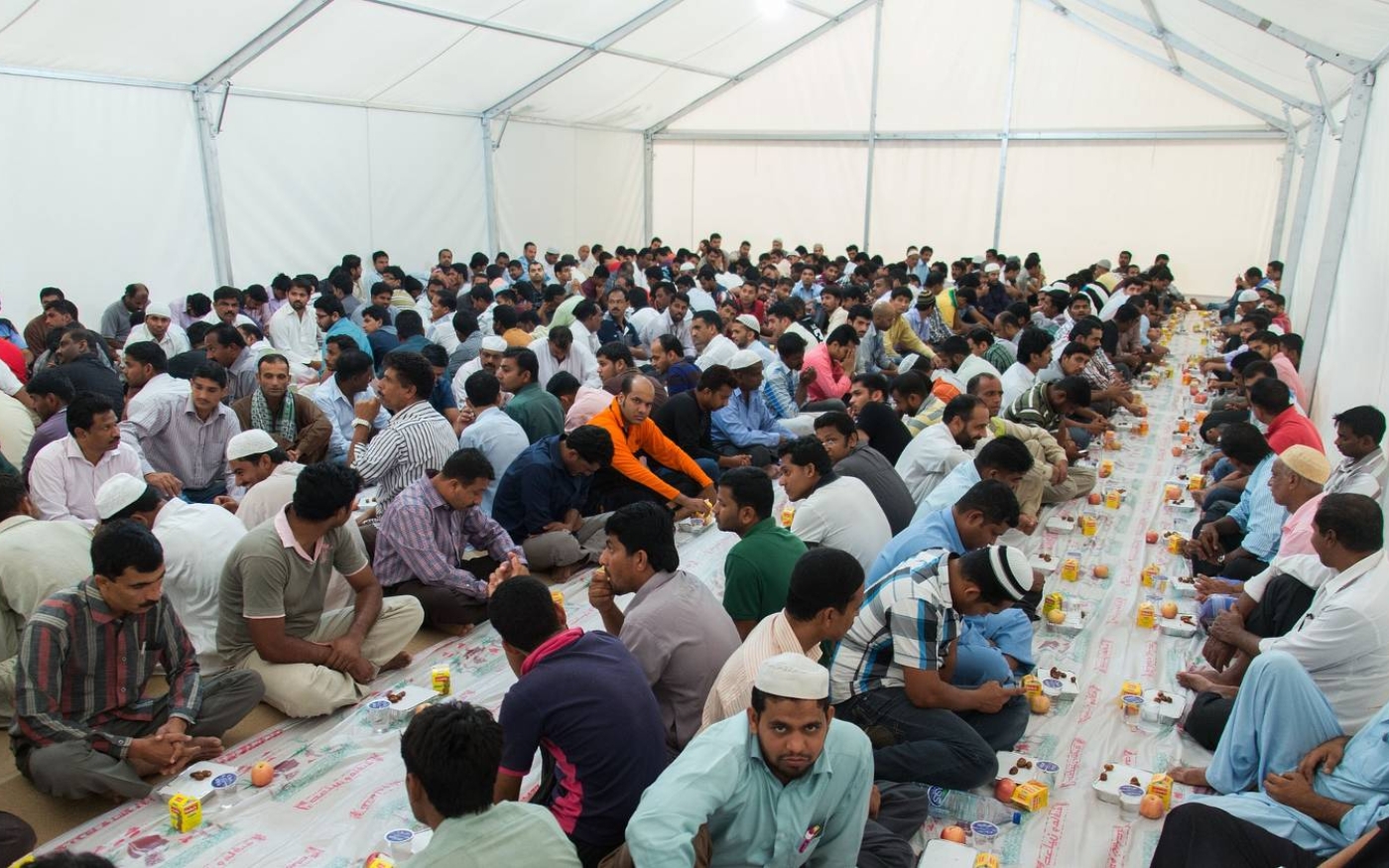 Des tentes sont souvent montées dans de grands espaces ouverts pour offrir des repas gratuits aux travailleurs immigrés lors du Ramadan (Creative Commons/Ahmad Ardity)