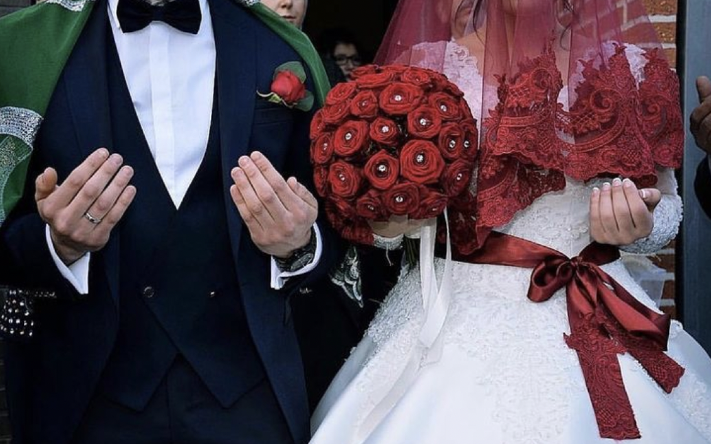 Attacher un ruban rouge à la taille de la mariée est l’une des coutumes nuptiales les plus courantes de Turquie (capture d’écran/Instagram)
