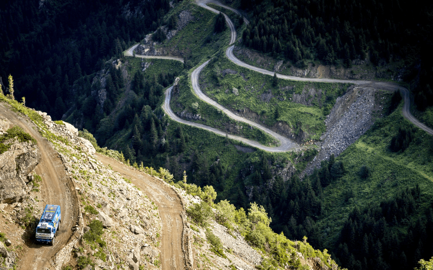 La route D915, la « route la plus dangereuse du monde », attire les amateurs de course et de frissons (Reuters)