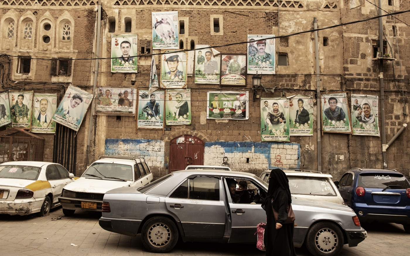 Affiches représentant des martyrs dans la vieille ville de Sanaa (MEE/Alessio Romenzi)