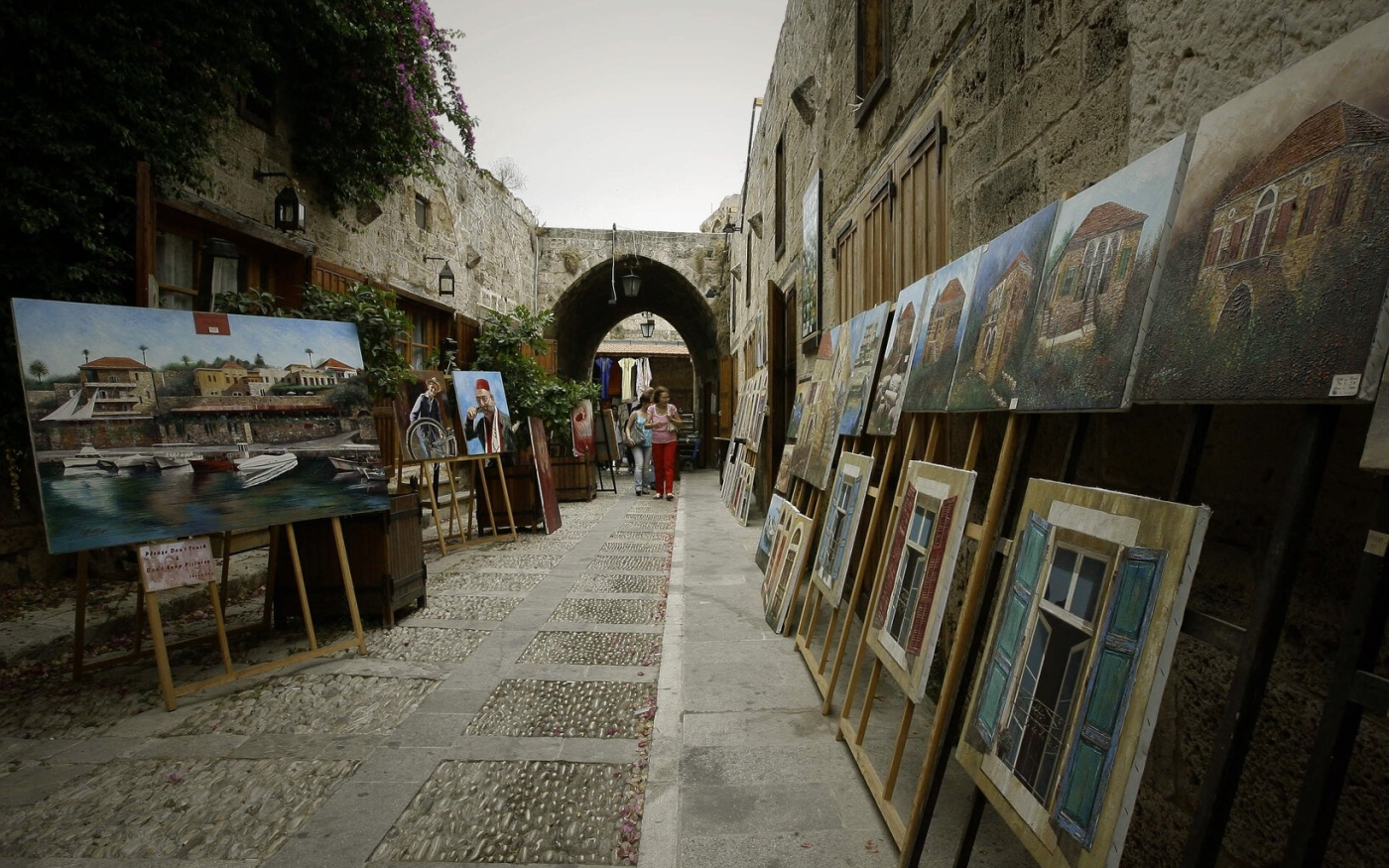 Tableaux exposés dans un souk de la ville portuaire libanaise de Byblos (AFP/Joseph Eid)