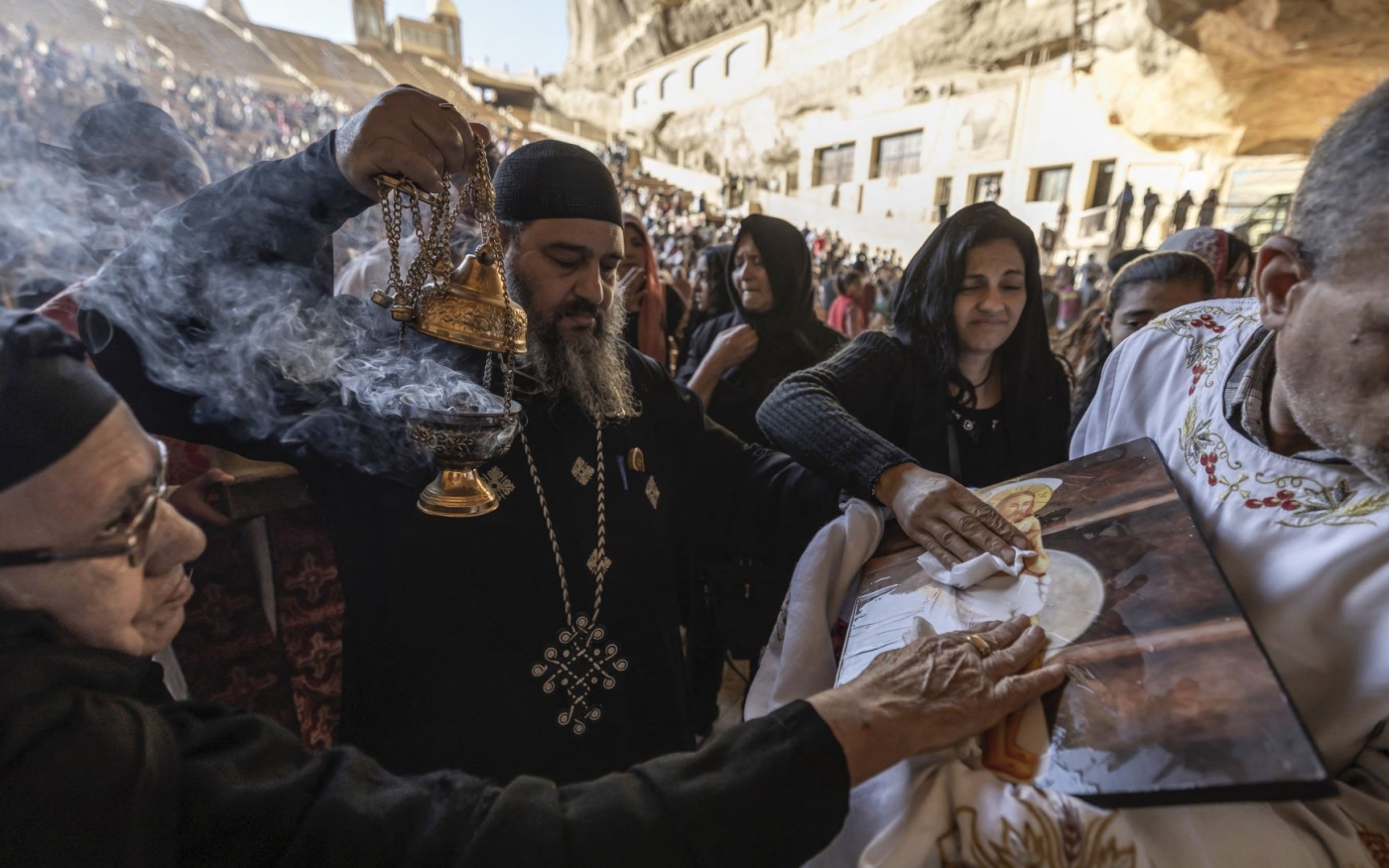 Des coptes égyptiens célèbrent le Vendredi saint au monastère Saint-Simon en avril 2022 (AFP/Khaled Desouki)