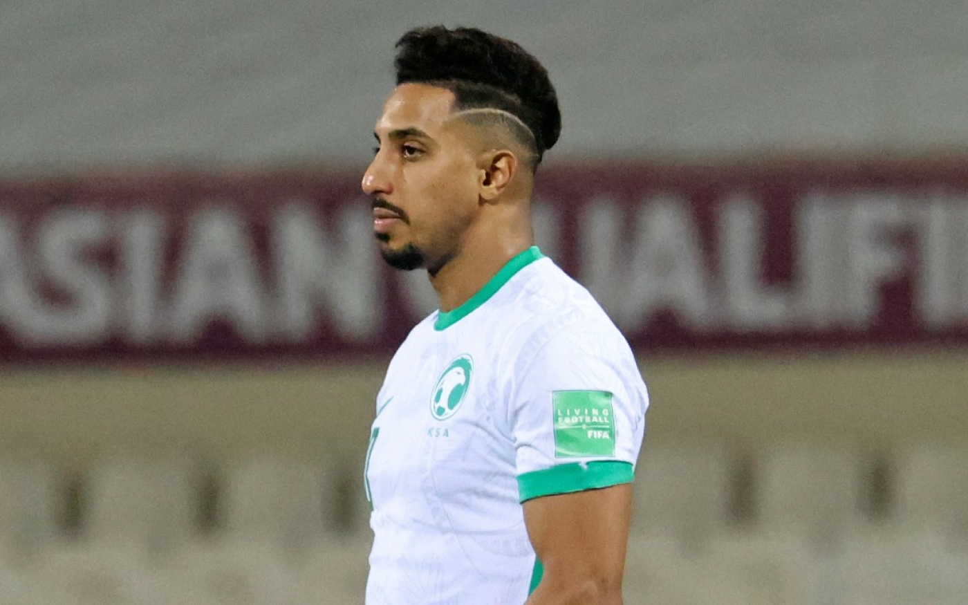 Le milieu de terrain saoudien Salem al-Dawsari participe à un match d’éliminatoires de la zone Asie pour la Coupe du monde 2022 contre la Chine, au stade de Sharjah (Émirats arabes unis), le 24 mars 2022 (AFP)