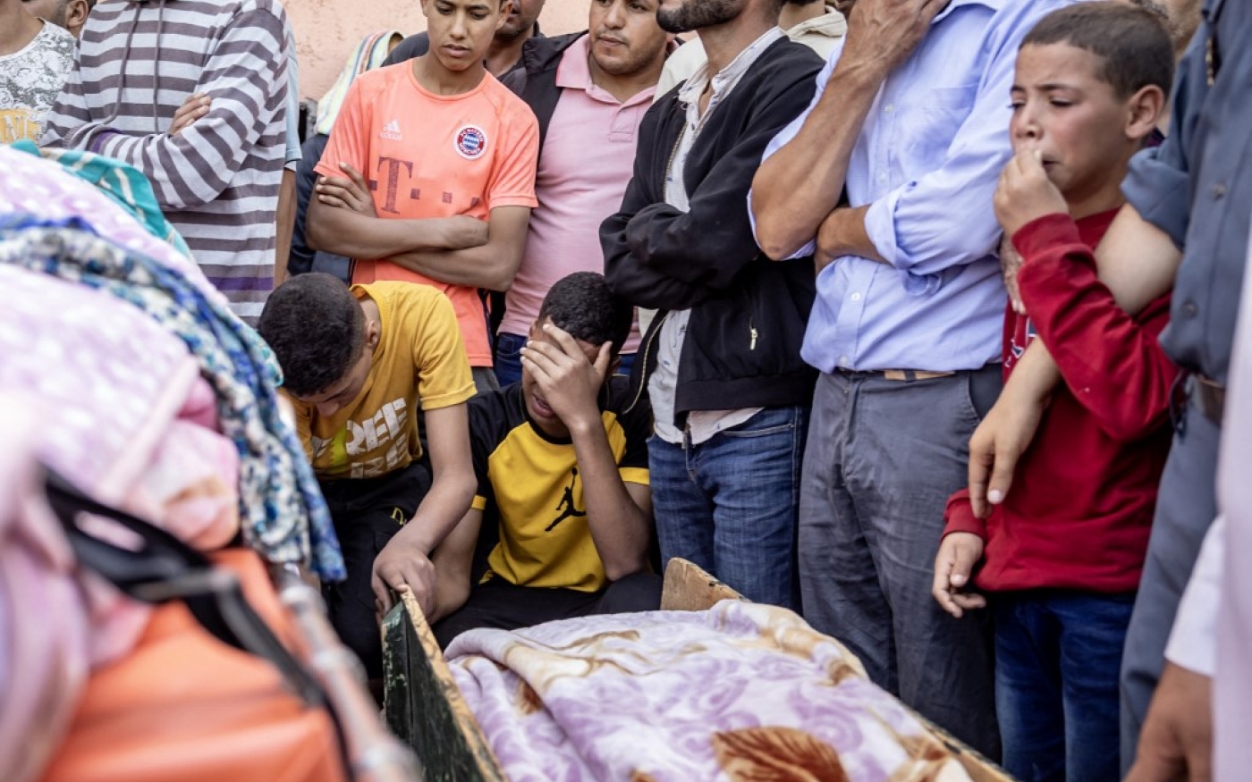 Des personnes pleurent devant le corps d'une victime décédée lors du tremblement de terre, à Moulay Brahim, dans la province d'Al Haouz, le 9 septembre 2023 (AFP/Fadel Senna)