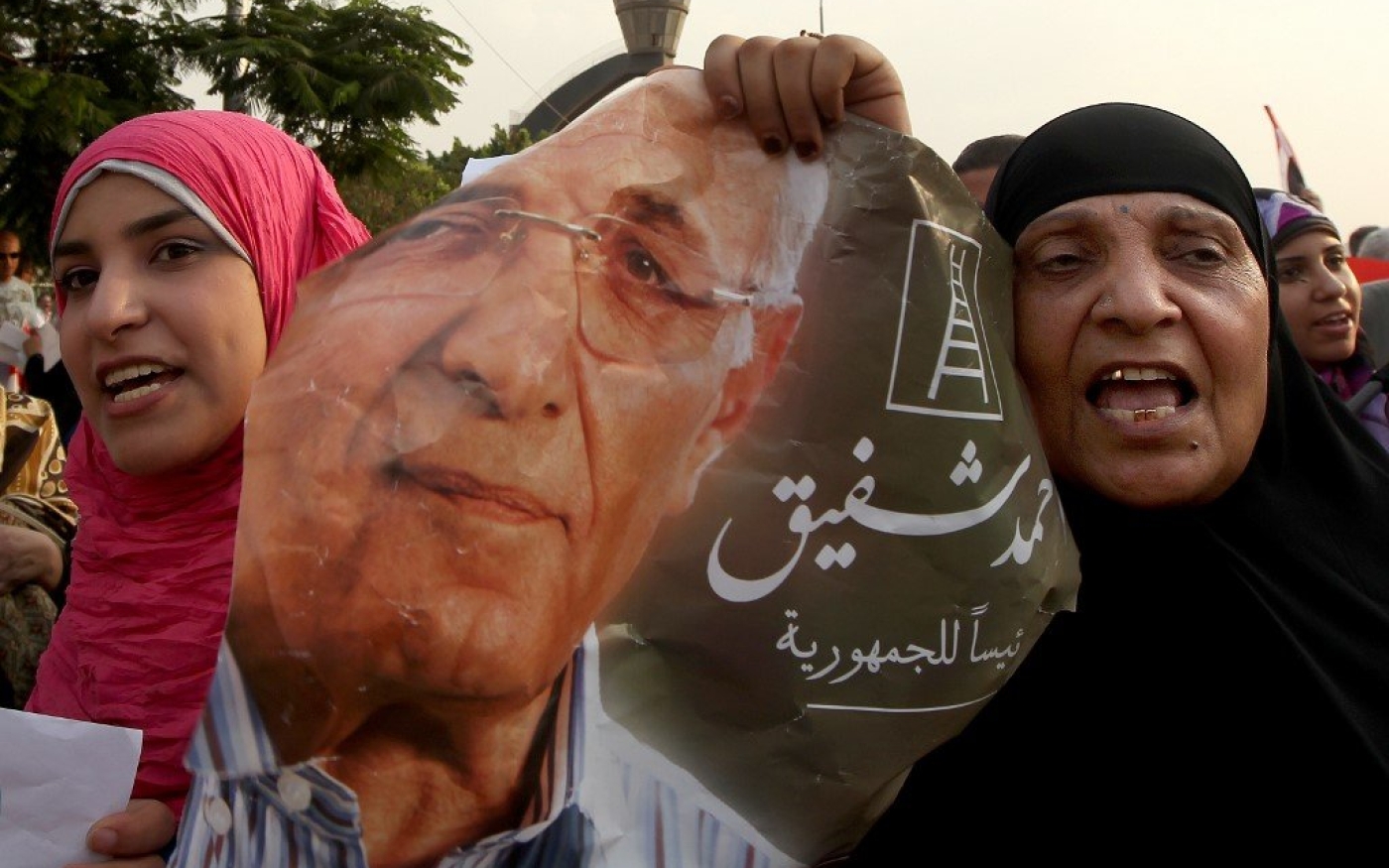 Des partisans du candidat à la présidentielle Ahmed Chafik manifestent à la périphérie du Caire en 2012 (AFP)