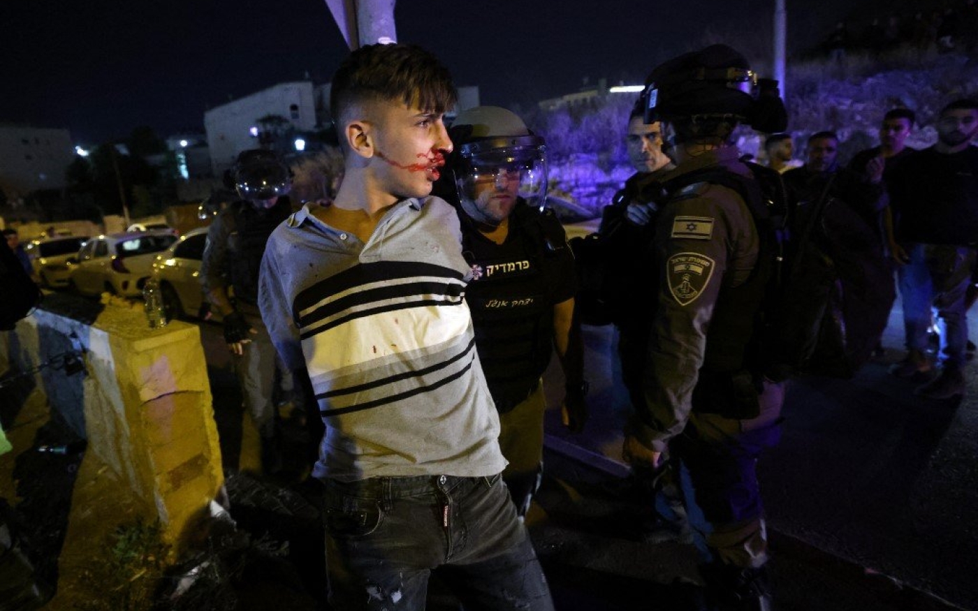 Un jeune Palestinien est blessé et arrêté par les forces israéliennes lors des manifestations à Sheikh Jarrah, le 5 mai (AFP)