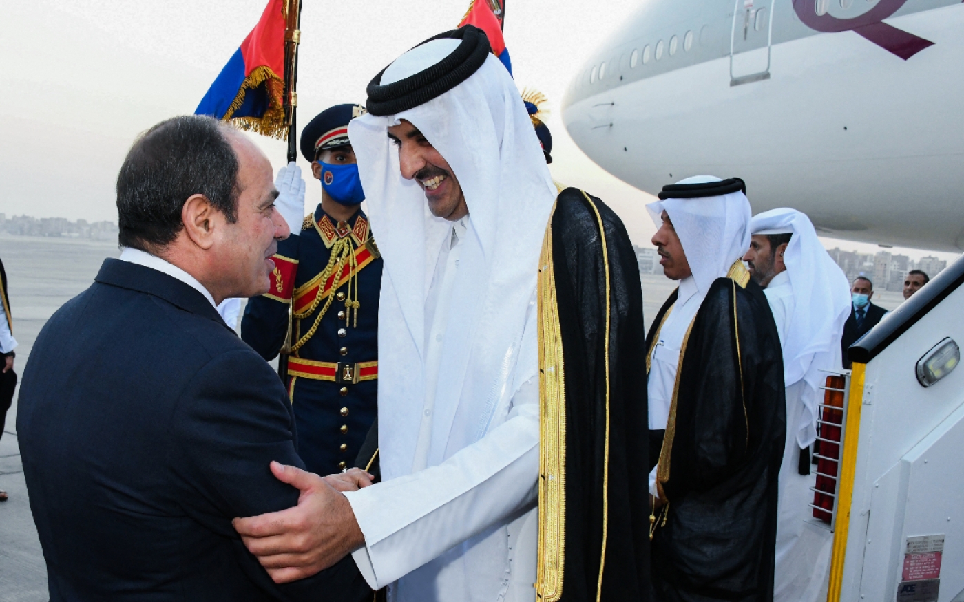 La visite de l’émir du Qatar (à droite) intervient dix-huit mois après que le Qatar et l’Égypte ont rétabli leurs relations, après une rupture de trois ans sous l’impulsion de l’Arabie saoudite (AFP)
