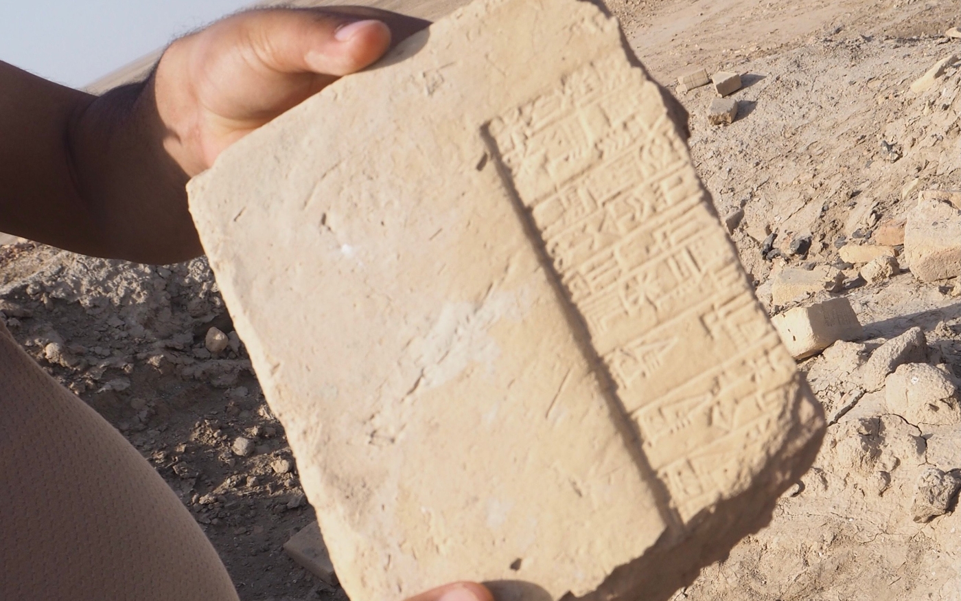 Des dalles portant des inscriptions cunéiformes (première écriture au monde) sur le sol à Eridu (MEE/Tom Westcott)