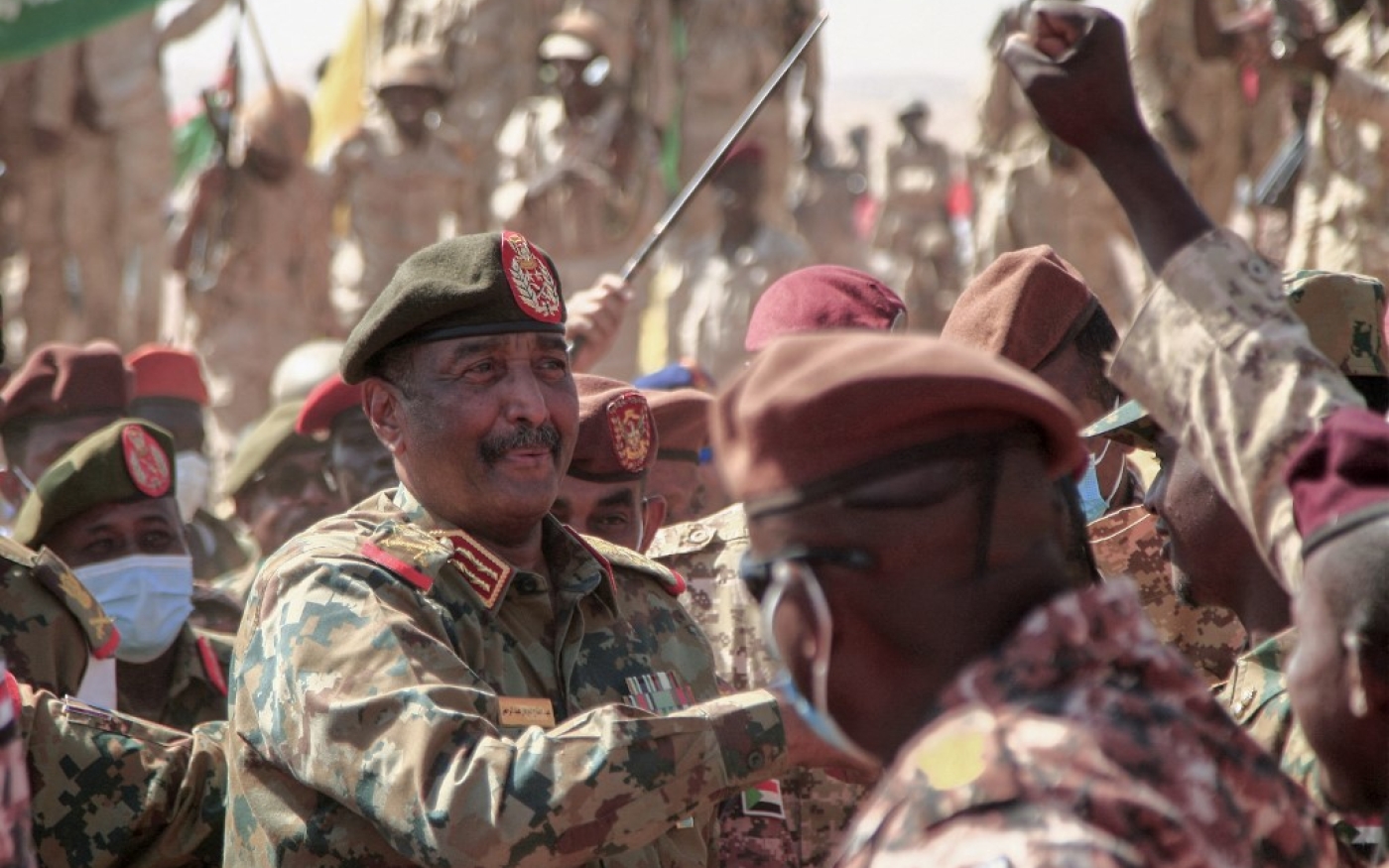 Le général soudanais Abdel Fattah al-Burhan salue des soldats tandis qu’il participe à un exercice militaire dans la zone de Maaqil, dans l’État du Nil, le 8 décembre 2021 (AFP/Ebrahim Hamid)