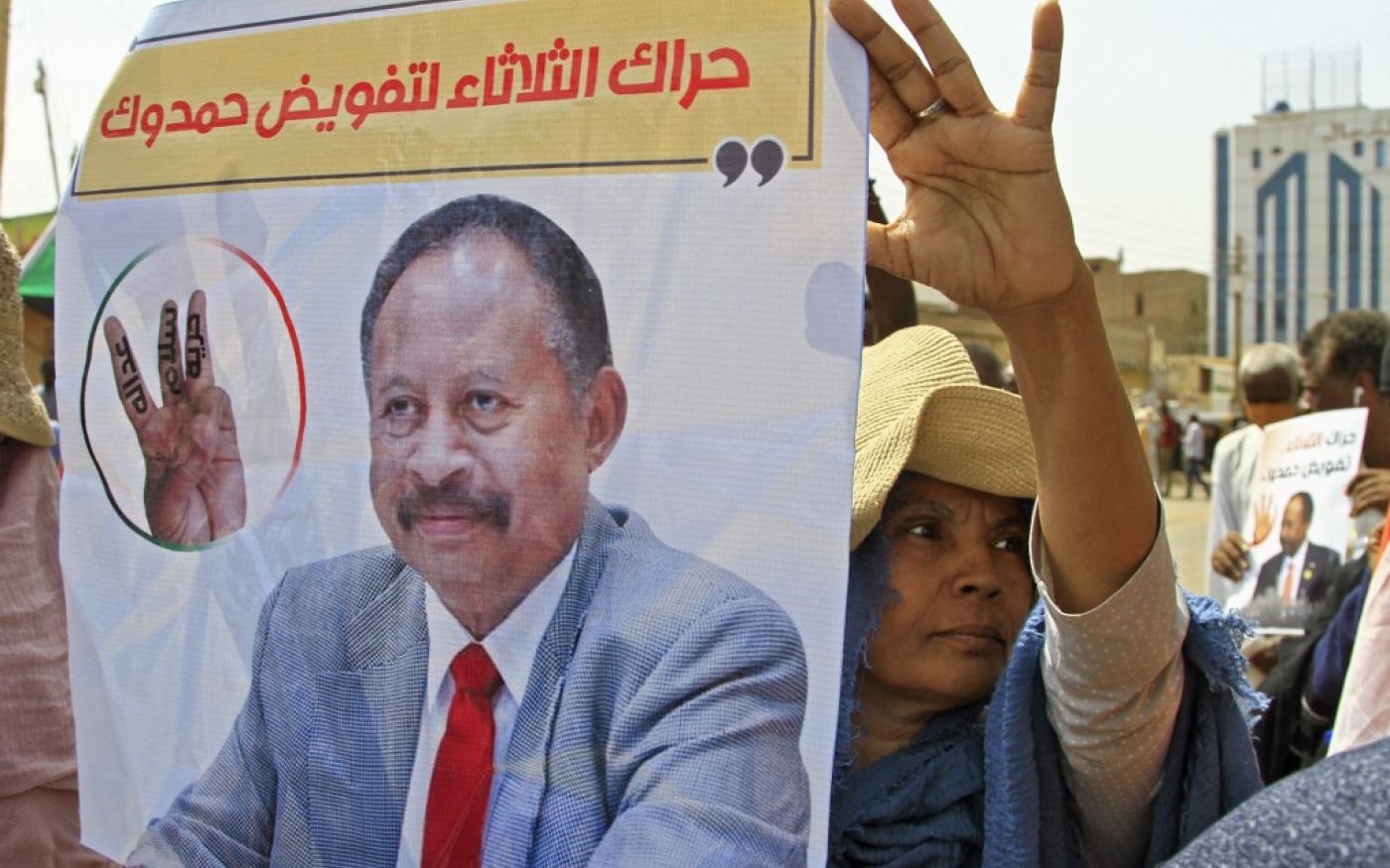 Des manifestants soudanais brandissent des pancartes soutenant le retour d’Abdallah Hamdok, Premier ministre évincé par le coup d’État d’octobre, lors d’une manifestation contre le putsch, en juillet 2022 (AFP)