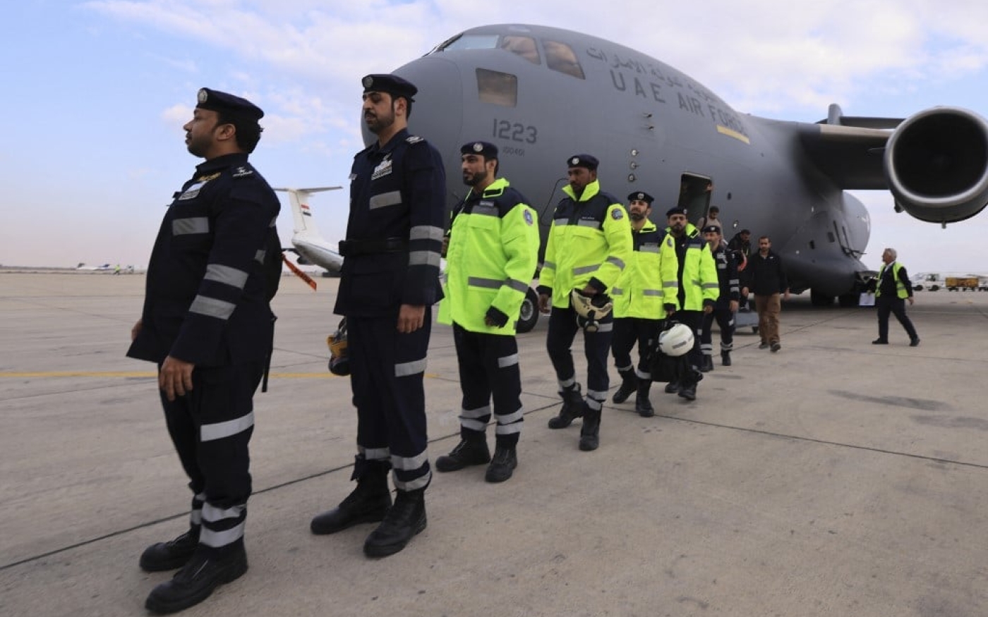 Des secouristes descendent d’un avion militaire transportant des effectifs et du matériel en provenance des Émirats arabes unis à son arrivée à l’aéroport international de Damas, le 9 février 2023 (AFP)