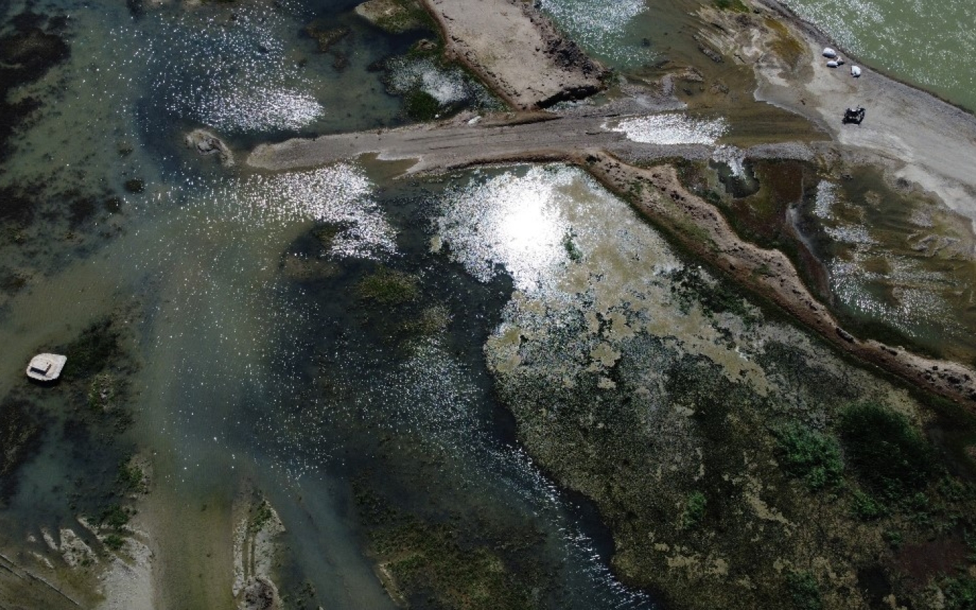 Vue aérienne de l’Euphrate, une source majeure d’eau contaminée utilisée pour la consommation et l’irrigation, prise le 17 septembre 2022 (AFP/Delil Souleiman)