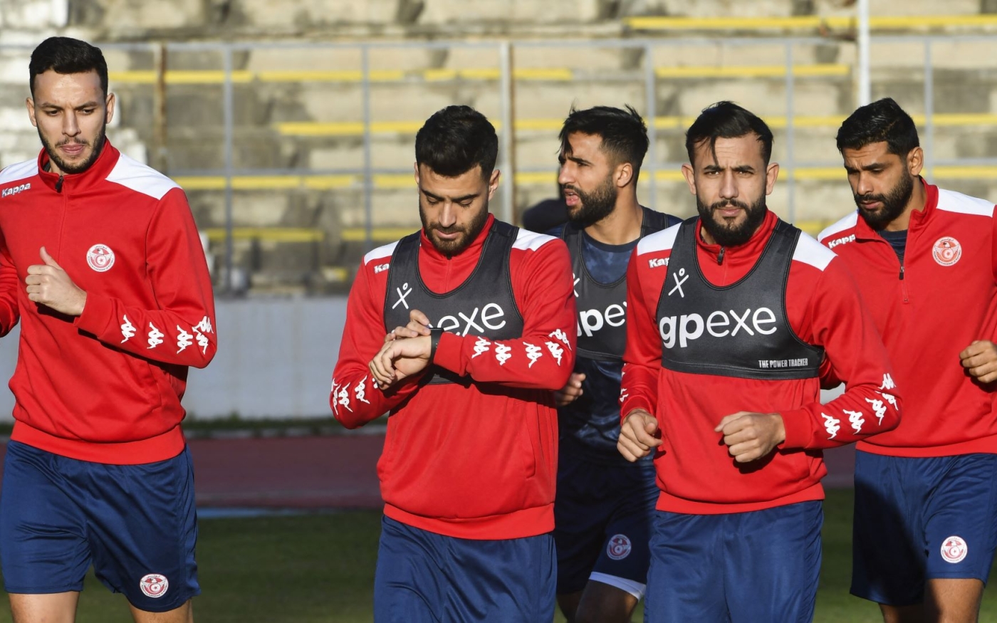 Des joueurs de la sélection tunisienne s’entraînent au stade d’El Menzah de Tunis, en décembre 2021 (AFP/Fethi Belaïd)