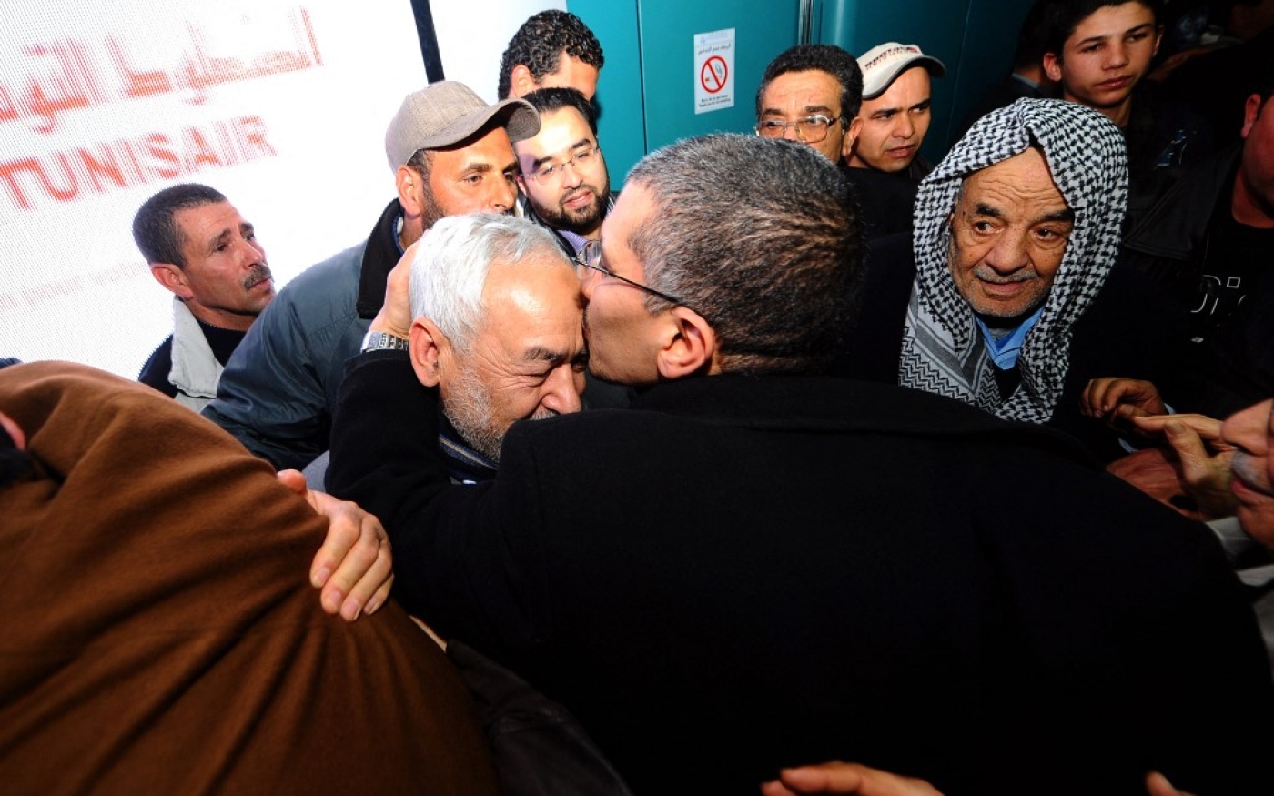 Rached Ghannouchi est accueilli par ses partisans à son retour d’exil, à l’aéroport de Tunis, le 11 février 2011 (AFP/Fethi Belaïd)