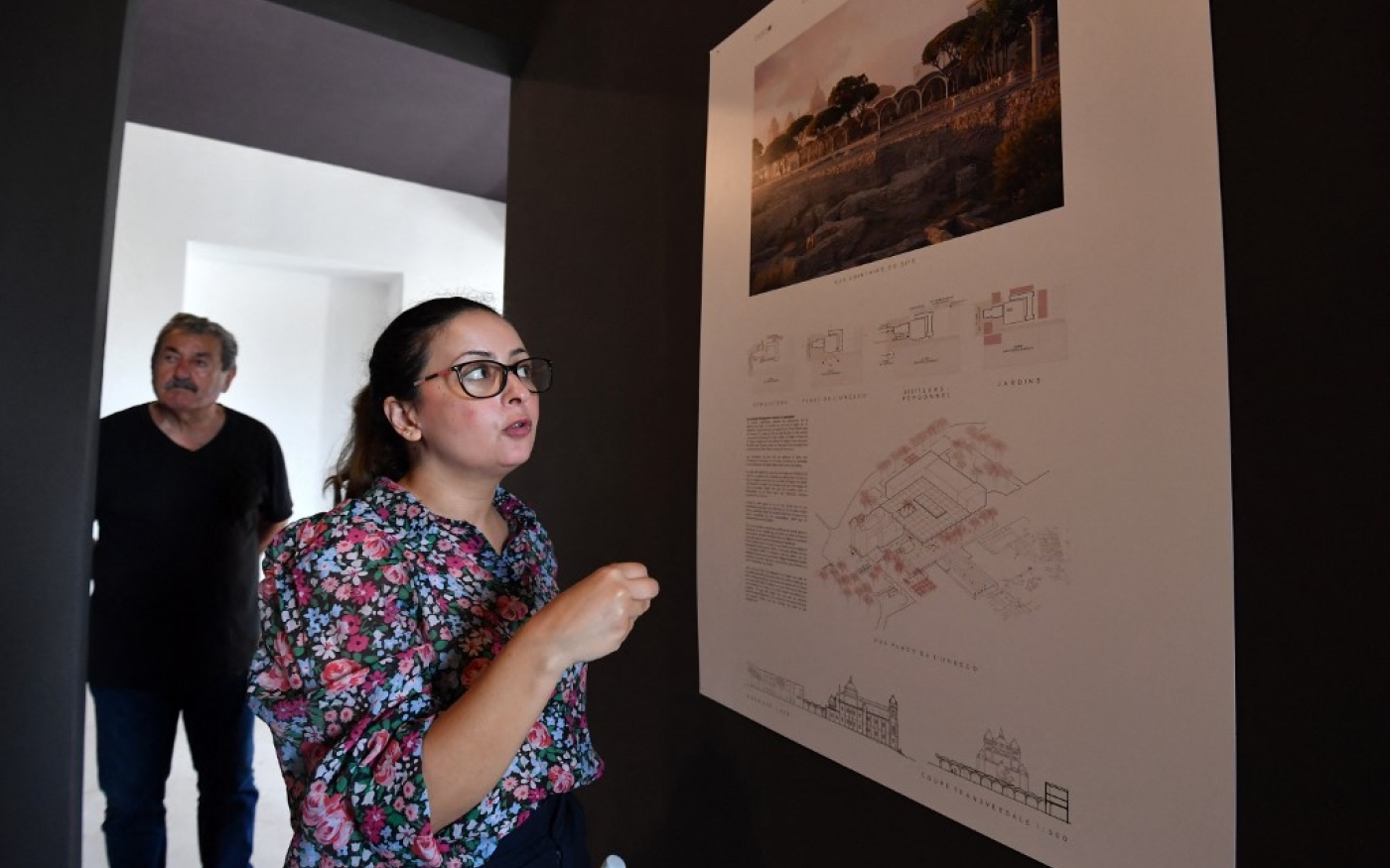 Ghada Jellali, architecte responsable du « projet Carthage » explique les plans de rénovation de l’Acropole de Byrsa et du musée national de Carthage, le 20 juin 2023 (AFP/Fethi Belaid)