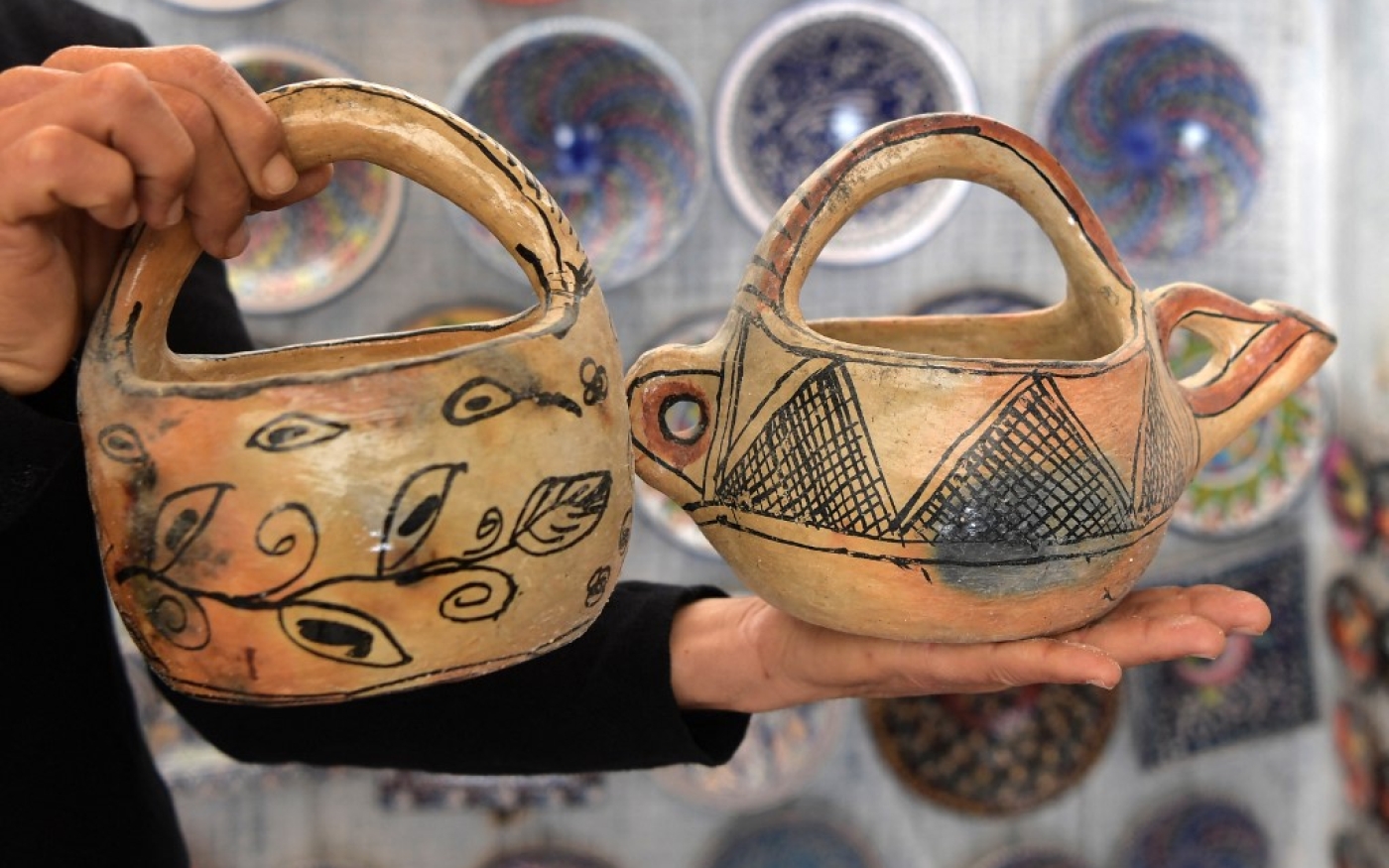 Les poteries arborent des points, des lignes et une texture originale qui rappellent l’art du tatouage et du tissage (AFP/Fethi Belaïd)