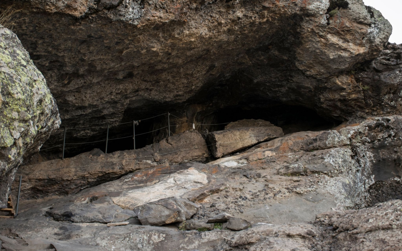 La grotte sacrée de Düzgün Baba sur la montagne portant son nom (MEE/Nick Ashdown)