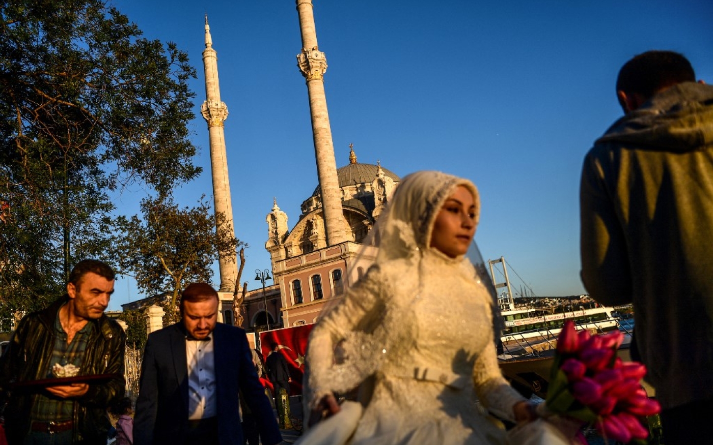 Un couple s’apprête à poser pour ses photos de mariage (AFP)