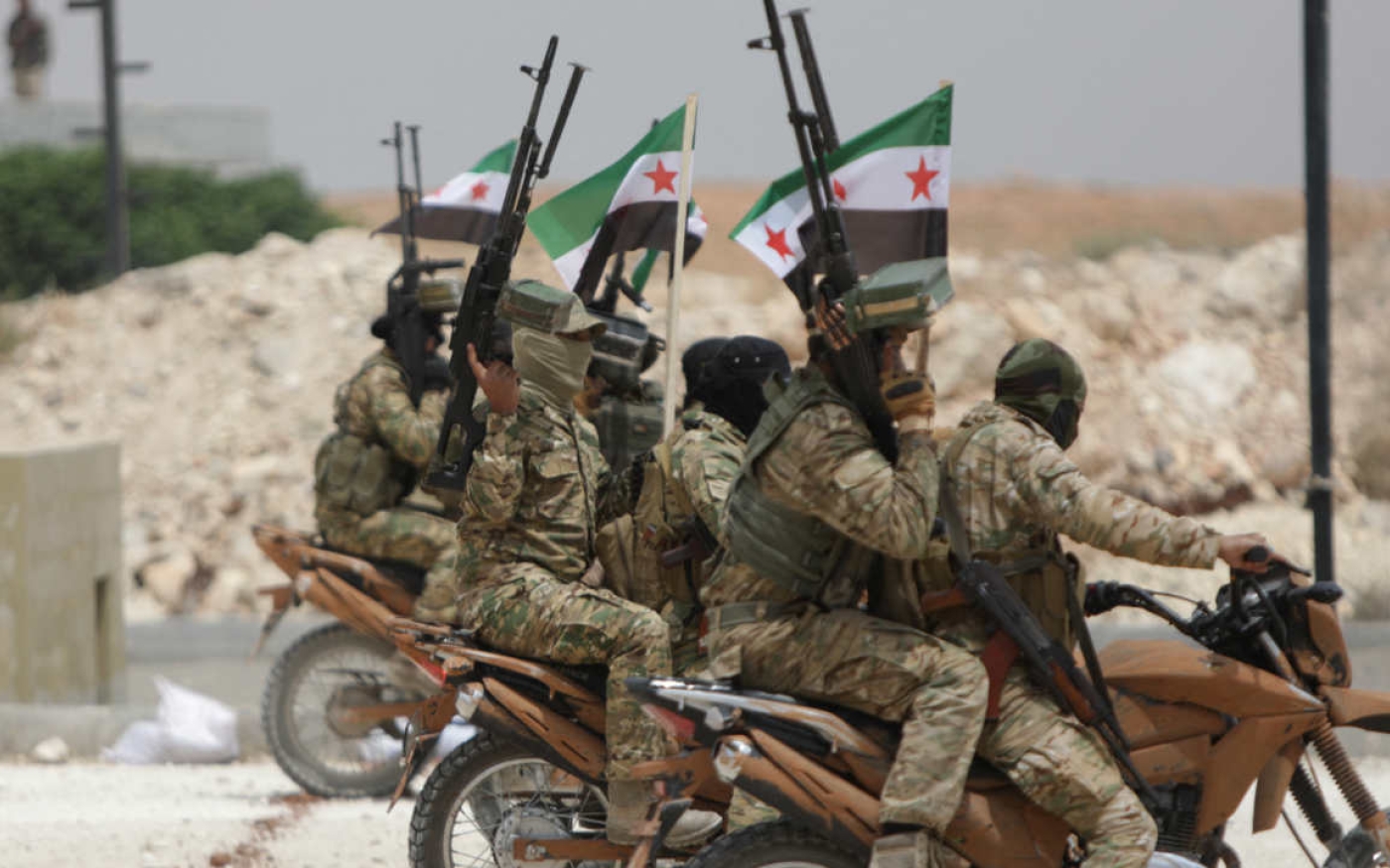 Des combattants rebelles syriens soutenus par la Turquie participent à un entraînement militaire à Tadef, dans l’est de la province d’Alep, le 23 mai 2023 (AFP)