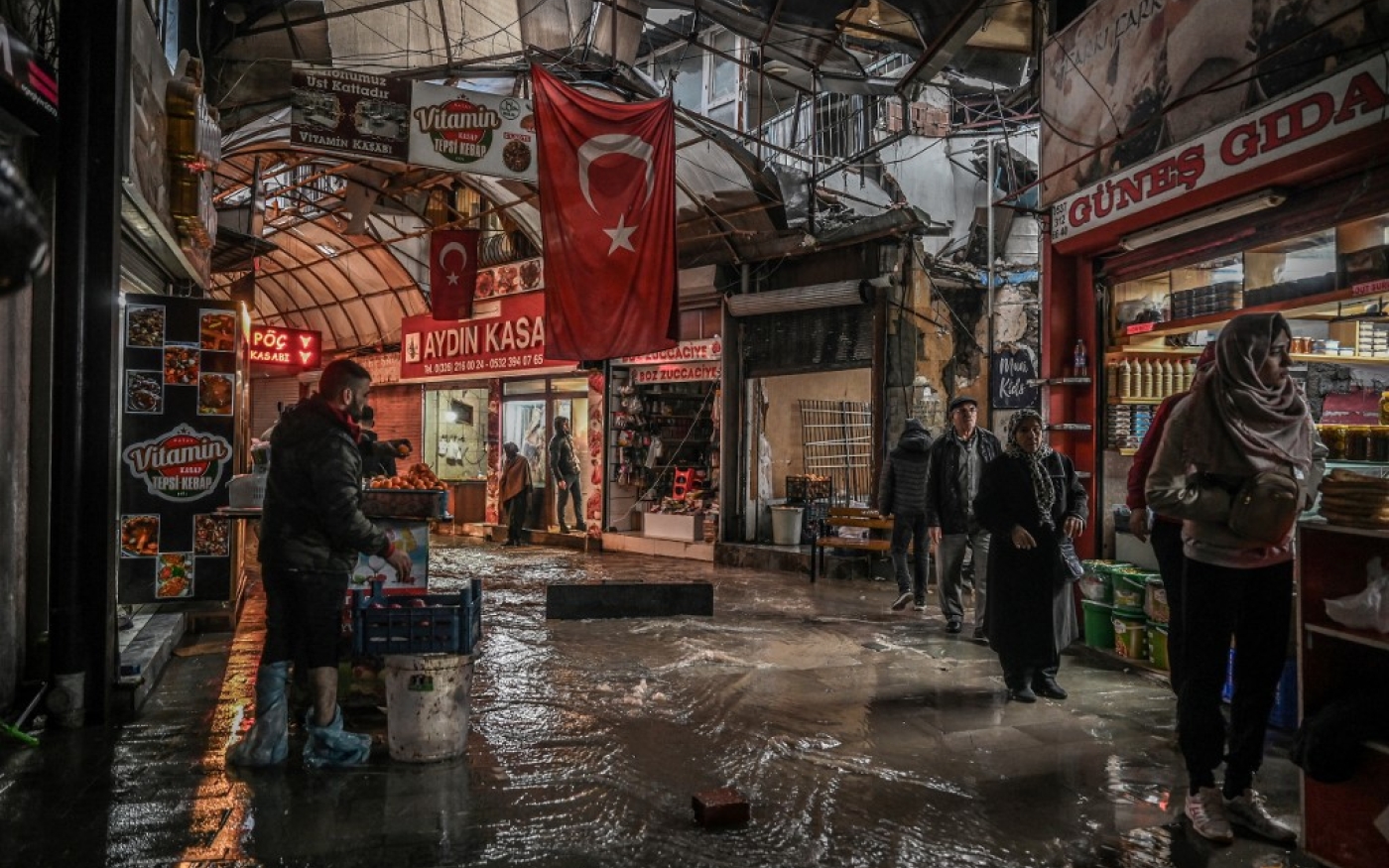 Onze mois après le séisme, le bazar d’ Uzun Çarşı est confronté à des inondations, à Antakya, le 12 janvier 2024 (AFP/Ozan Kose)