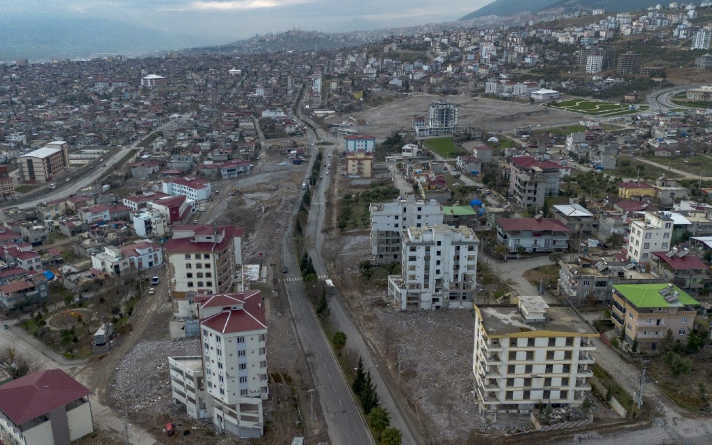 Cette photographie aérienne prise le 18 janvier 2024 à Kahramanmaraş montre des bâtiments endommagés et le processus de reconstruction après le tremblement de terre de février 2023. La catastrophe a tué plus de 50 000 personnes au total, devenant la plus meurtrière que la Turquie ait connue depuis plusieurs siècles (AFP/Yasin Akgül)