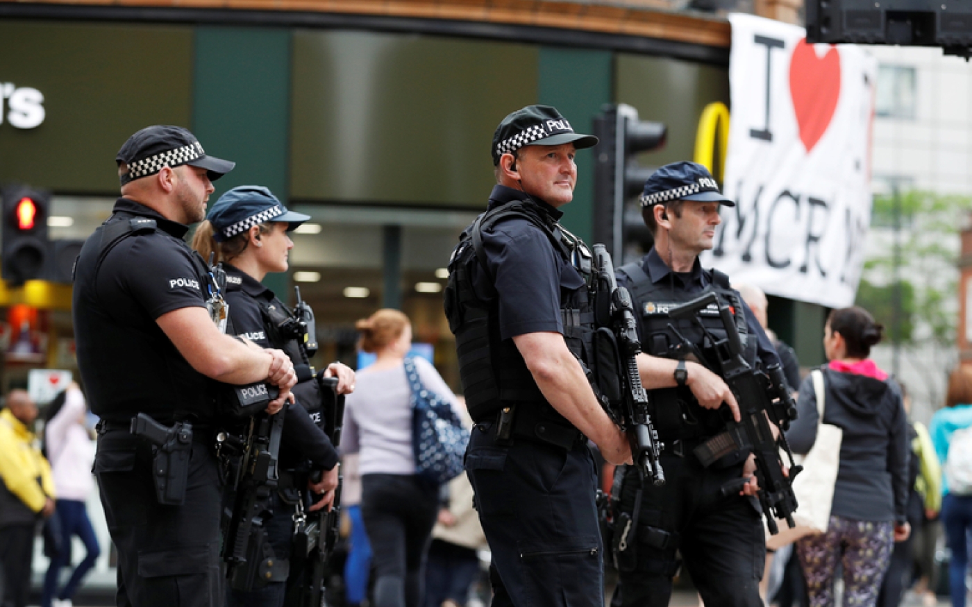 Des policiers armés en patrouille dans le centre de Manchester, en Grande-Bretagne, en mai 2017 (Reuters)