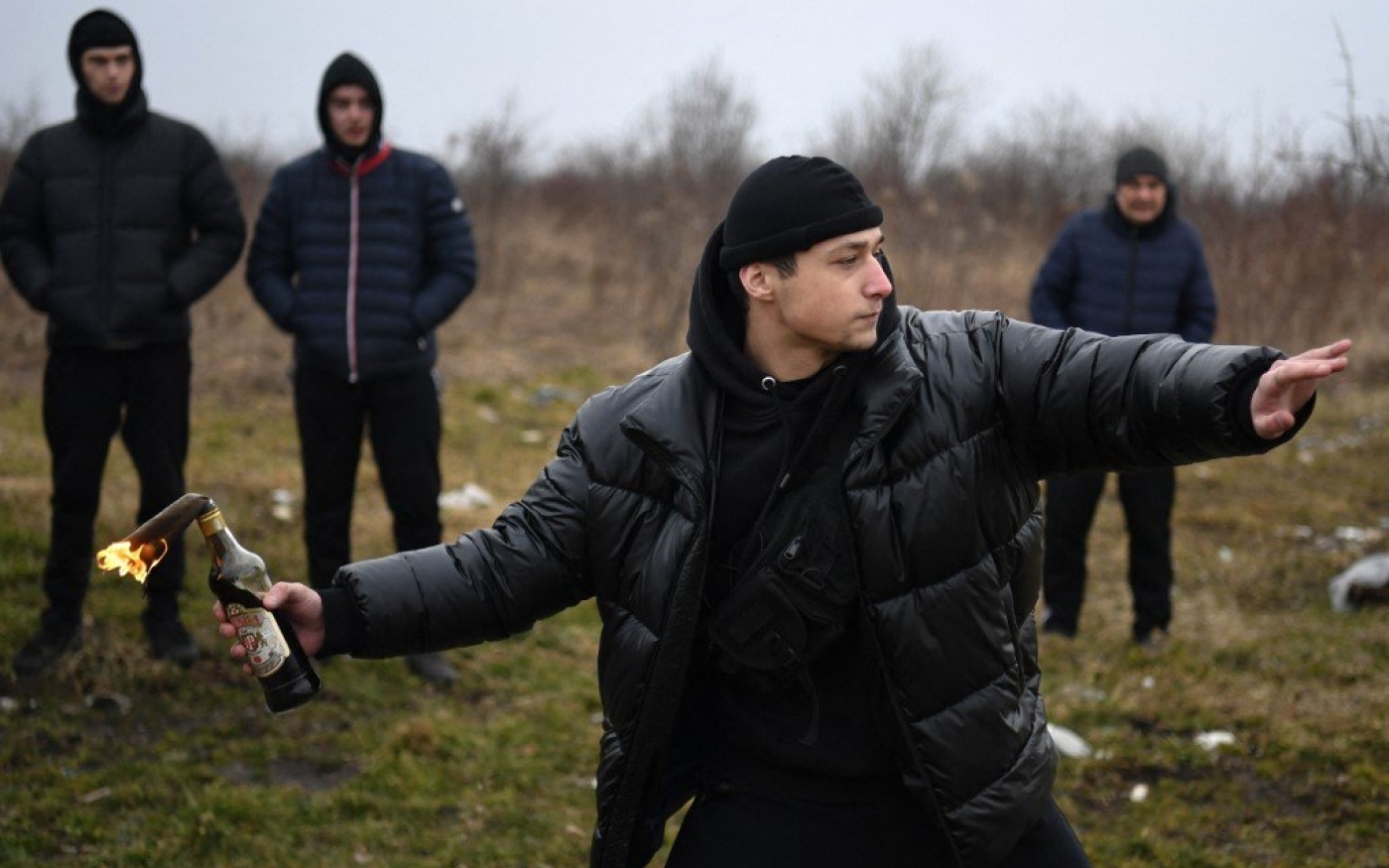 Un jeune homme lance un cocktail Molotov lors d’un cours d’autodéfense dans l’ouest de l’Ukraine, le 4 mars 2022 (AFP)