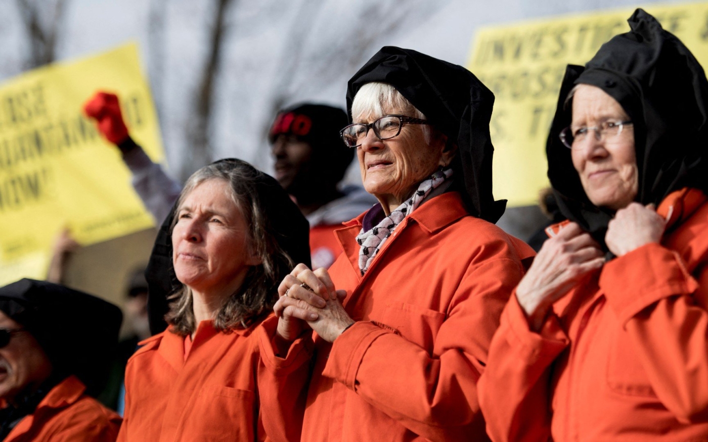 Des activistes protestent contre le camp de détention de Guantánamo lors d’un rassemblement sur Lafayette Square devant la Maison-Blanche à Washington, le 11 janvier 2018 (AFP)
